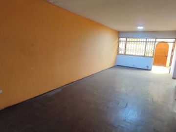 Vendo Espaciosa Casa De Tres Pisos En San Carlos S.J.L.
