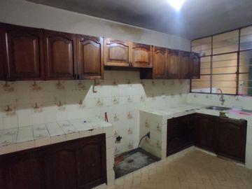 Vendo Espaciosa Casa De Tres Pisos En San Carlos S.J.L.