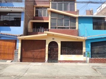 Vendo Espaciosa Casa De Tres Pisos En San Carlos S.J.L.