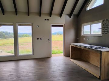 Hermosa Parcela con Casa vista volcán y valle de Villarrica.