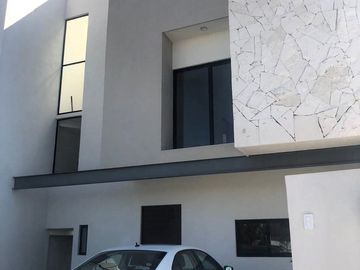 Casa en Venta en Juriquilla de 3 pisos.
