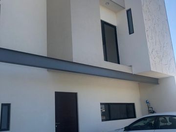 Casa en Venta en Juriquilla de 3 pisos.