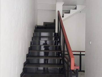 RUMAH DIJUAL 2 LANTAI MURAH STRATEGIS DI CINERE DEPOK BEBAS BANJIR NEGO