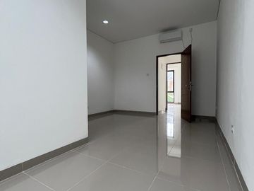 Disewakan Rumah Green Park View Jakarta Barat 5x15m, Unfurnished