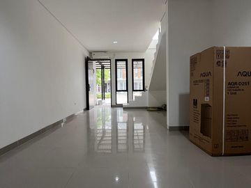 Disewakan Rumah Green Park View Jakarta Barat 5x15m, Unfurnished