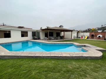 CASA DE UN SOLO NIVEL CON PISCINA, JARDÍN, TERRAZA, EN RINCONADA DEL LAGO, LA MOLINA.