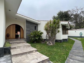CASA DE UN SOLO NIVEL CON PISCINA, JARDÍN, TERRAZA, EN RINCONADA DEL LAGO, LA MOLINA.