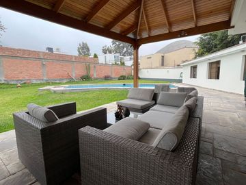 CASA DE UN SOLO NIVEL CON PISCINA, JARDÍN, TERRAZA, EN RINCONADA DEL LAGO, LA MOLINA.