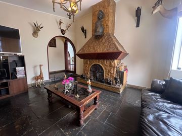 CASA DE UN SOLO NIVEL CON PISCINA, JARDÍN, TERRAZA, EN RINCONADA DEL LAGO, LA MOLINA.
