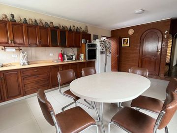 CASA DE UN SOLO NIVEL CON PISCINA, JARDÍN, TERRAZA, EN RINCONADA DEL LAGO, LA MOLINA.