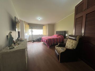 CASA DE UN SOLO NIVEL CON PISCINA, JARDÍN, TERRAZA, EN RINCONADA DEL LAGO, LA MOLINA.