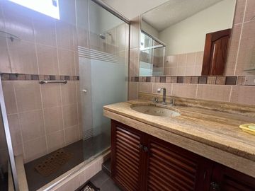 CASA DE UN SOLO NIVEL CON PISCINA, JARDÍN, TERRAZA, EN RINCONADA DEL LAGO, LA MOLINA.