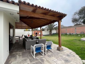 CASA DE UN SOLO NIVEL CON PISCINA, JARDÍN, TERRAZA, EN RINCONADA DEL LAGO, LA MOLINA.