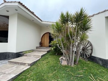 CASA DE UN SOLO NIVEL CON PISCINA, JARDÍN, TERRAZA, EN RINCONADA DEL LAGO, LA MOLINA.
