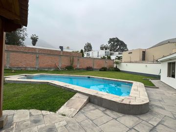 CASA DE UN SOLO NIVEL CON PISCINA, JARDÍN, TERRAZA, EN RINCONADA DEL LAGO, LA MOLINA.