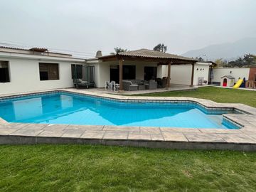 CASA DE UN SOLO NIVEL CON PISCINA, JARDÍN, TERRAZA, EN RINCONADA DEL LAGO, LA MOLINA.
