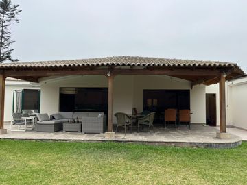 CASA DE UN SOLO NIVEL CON PISCINA, JARDÍN, TERRAZA, EN RINCONADA DEL LAGO, LA MOLINA.