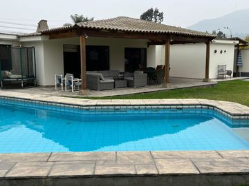 CASA DE UN SOLO NIVEL CON PISCINA, JARDÍN, TERRAZA, EN RINCONADA DEL LAGO, LA MOLINA.