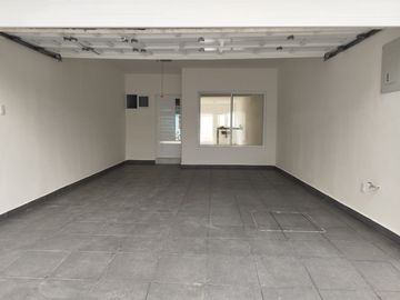 Casa nueva de 3 recámaras con amplio jardín en la Col. Ejido 1ro. de mayo sur