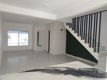 Casa nueva de 3 recámaras con amplio jardín en la Col. Ejido 1ro. de mayo sur