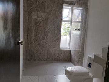 Casa nueva de 3 recámaras con amplio jardín en la Col. Ejido 1ro. de mayo sur