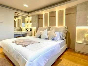 2 Bedroom condo (Penthouse duplex condo) with doisuthep view for sale nearby Maya Shopping Mall