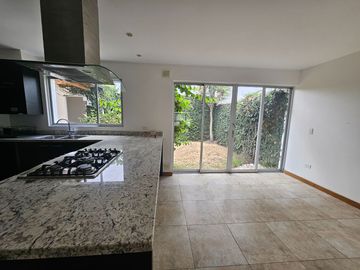 Cumbaya, Sector Colegio Menor, Moderna Casa, Conjunto Privado.