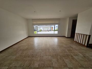 Cumbaya, Sector Colegio Menor, Moderna Casa, Conjunto Privado.