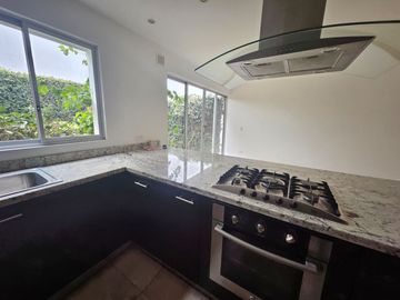 Cumbaya, Sector Colegio Menor, Moderna Casa, Conjunto Privado.