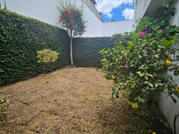 Cumbaya, Sector Colegio Menor, Moderna Casa, Conjunto Privado.