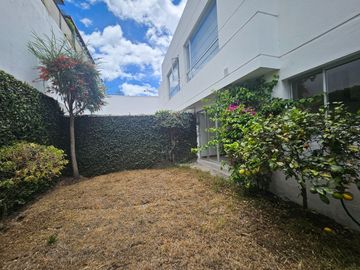 Cumbaya, Sector Colegio Menor, Moderna Casa, Conjunto Privado.