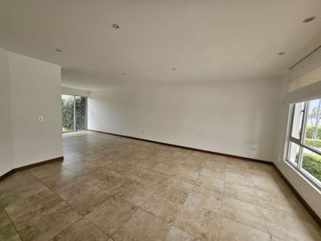 Cumbaya, Sector Colegio Menor, Moderna Casa, Conjunto Privado.