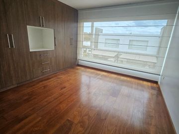 Cumbaya, Sector Colegio Menor, Moderna Casa, Conjunto Privado.