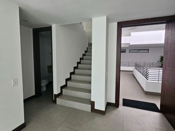 Cumbaya, Sector Auquichico, Amplio Departamento Duplex en Venta