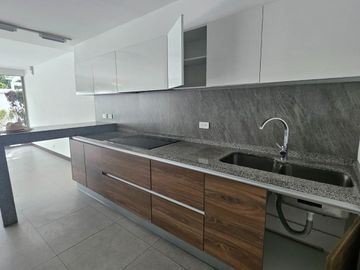 Cumbaya, Sector Auquichico, Amplio Departamento Duplex en Venta