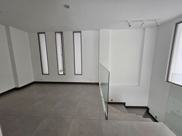 Cumbaya, Sector Auquichico, Amplio Departamento Duplex en Venta