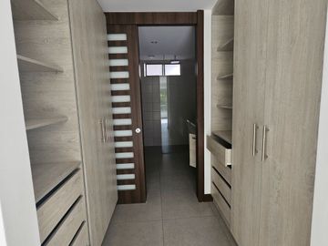 Cumbaya, Sector Auquichico, Amplio Departamento Duplex en Venta