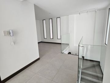 Cumbaya, Sector Auquichico, Amplio Departamento Duplex en Venta