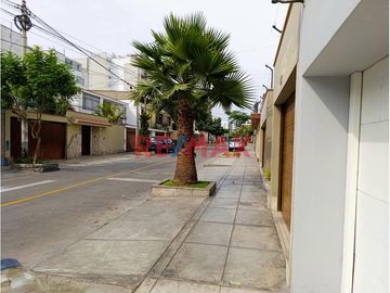 Alquilo Departamento De Un Dormitorio - 65 M2 En Santiago De Surco