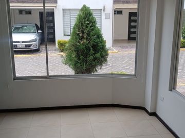 VENDO CASA EN TUMBACO-CONJUNTO SANT ANGELO