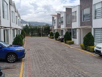 VENDO CASA EN TUMBACO-CONJUNTO SANT ANGELO