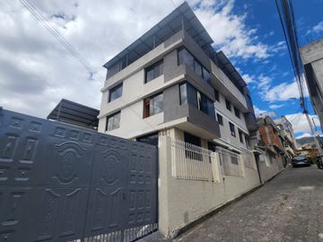 Vendo casa rentera con 6 departamentos, Norte de Quito