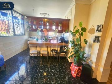 Vendo casa rentera con 6 departamentos, Norte de Quito