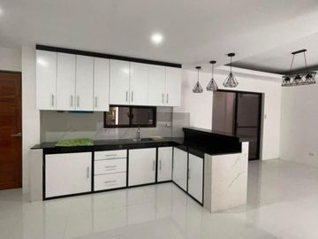 CORNER HOUSE AND LOT!!! 7 Bedrooms House and Lot for Sale in Quezon City