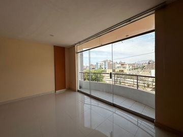 En Venta Amplio E Iluminado Departamento En Residencial Las Mercedes, Paucarpata parte baja