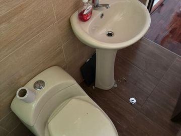 ALQUILER DE OFICINA DE 50 M2, 3ER PISO, AMPLIO AMBIENTE FLAT, 1 BAÑO