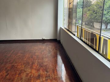 ALQUILER DE OFICINA DE 50 M2, 3ER PISO, AMPLIO AMBIENTE FLAT, 1 BAÑO