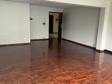 ALQUILER DE OFICINA DE 50 M2, 3ER PISO, AMPLIO AMBIENTE FLAT, 1 BAÑO