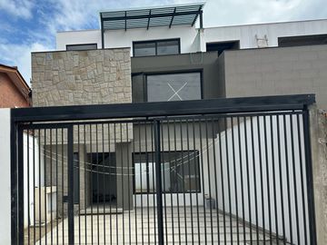 CASA POR ESTRENAR DE 4 DORMITORIOS 5 BAÑOS Y AMPLIA ÁREA VERDE EN RIO AMARILLO, SECTOR CALLE LADRILLEROS
