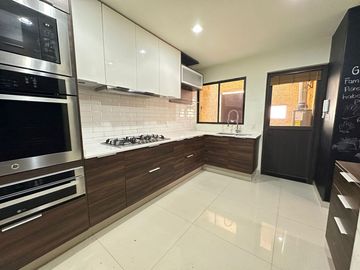 EXCLUSIVO PROYECTO DEL. ARQ. CISNEROS, EN FRACCIONAMIETO PRIVADO